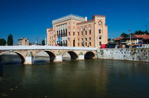 萨拉热窝市政厅 被称为 Vijenica 坐落在萨拉热窝市中心的 Miljacka 河银行 — 图库照片#