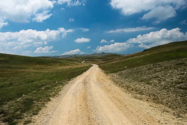 在波斯尼亚和黑塞哥维那 Kalinovik Zelengora 山脉的一条空蜿蜒路线 — 图库照片#