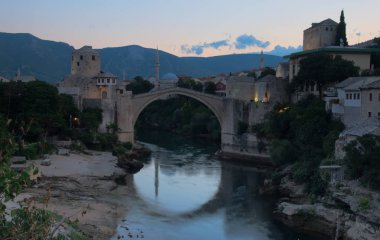 Stari en (Eski köprü) Mostar sabah erken gün doğumundan sonra, Bosna-Hersek