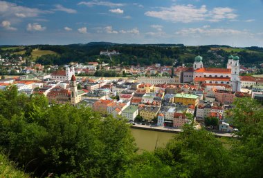 Passau şehir merkezi manzaralı. Nehirler Donau ve Inn izdiham. Dominant yerlerinden - St. Stephan Katedrali (Dom St. Stephan) ve Şehir Belediye (Altes Rathaus)