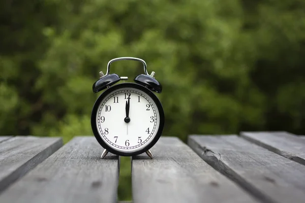 Relógio Alarme Retro Passarelas Madeira Natureza Verde Embaçada Fundo — Fotografia de Stock
