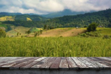 Eski ahşap zemin ve arka plan bulanık paddy alanında.