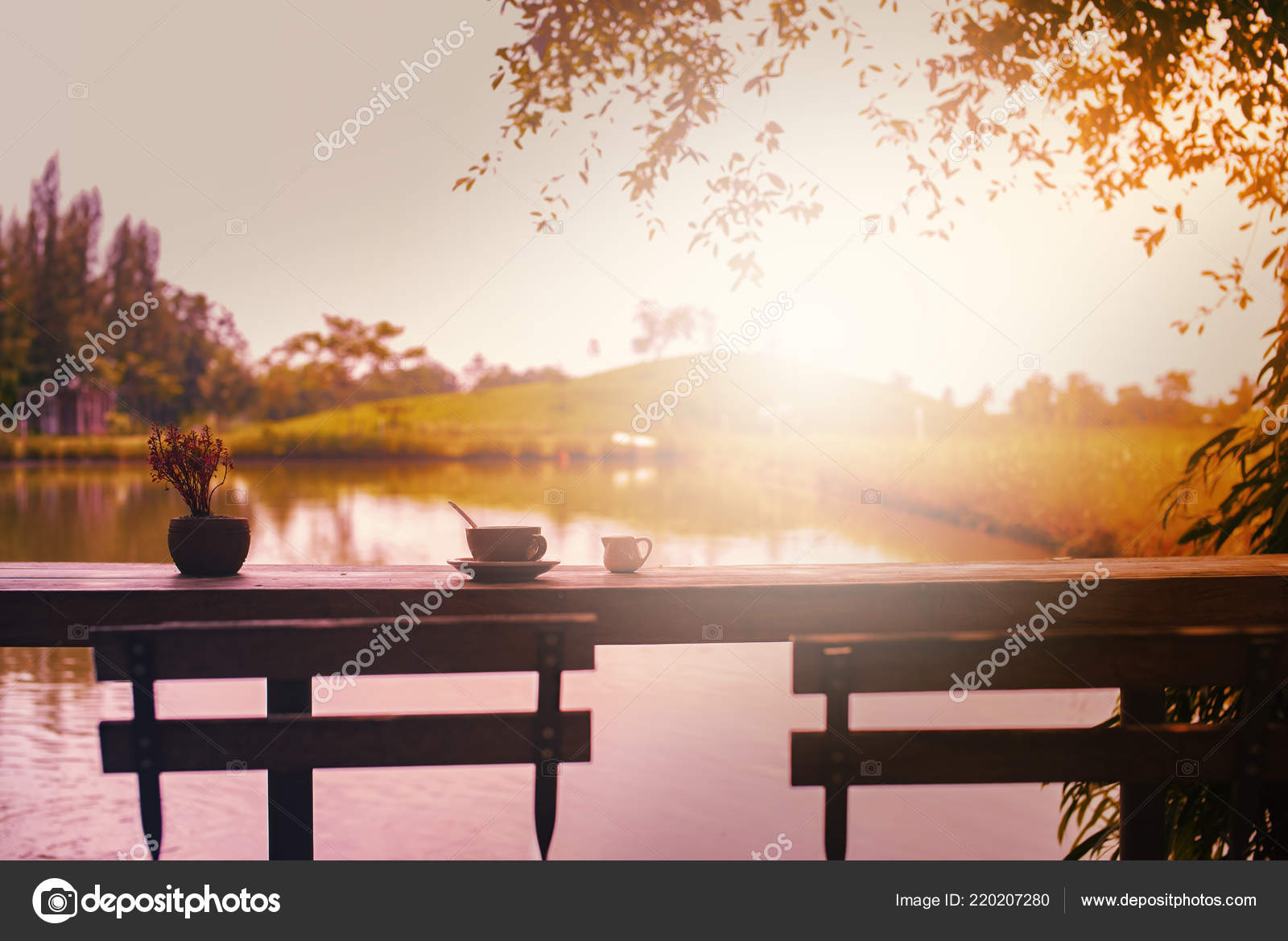 ホット コーヒーは 木製のカウンターとバック グラウンドでぼやけた夕日のシーン上に配置 ストック写真 C Tapichar Gmail Com ホット コーヒーは 木製のカウンターとバック グラウンドでぼやけた夕日のシーン上に配置 ストック写真 C Tapichar Gmail Com