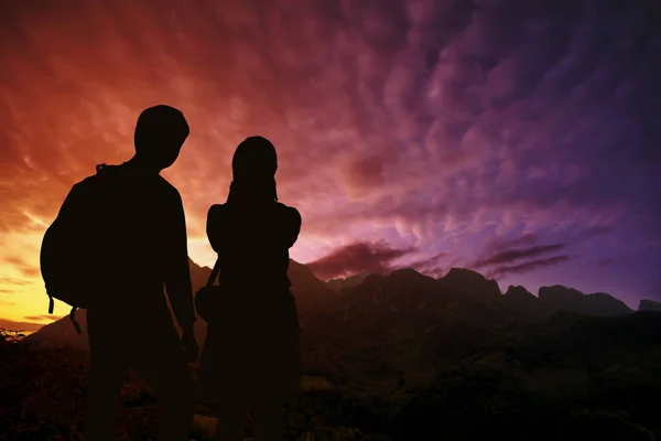 剪影图像 一对夫妇期待着山上的日落场景 — 图库照片