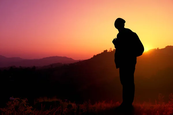Siluettikuva Mies Kävelee Yksin Vuorella Auringonlaskun Aikaan — kuvapankkivalokuva