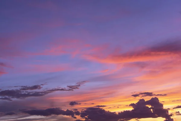 Sakin bir duygu verir akşam gökyüzünün rengi.