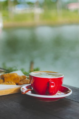 Tahta masada bir fincan latte..
