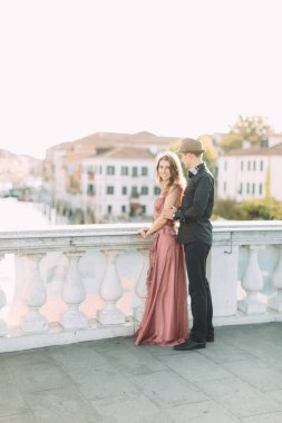 Romantik Çift Venedik'te akşam zevk. Seyahat tatil tatil günlerinde Venedik'te romantik seyahat çift. İtalya, Europe