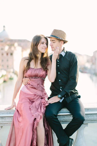 Couple Voyage Romantique Venise Gondole Monter Romance Dans Bateau Heureux — Photo
