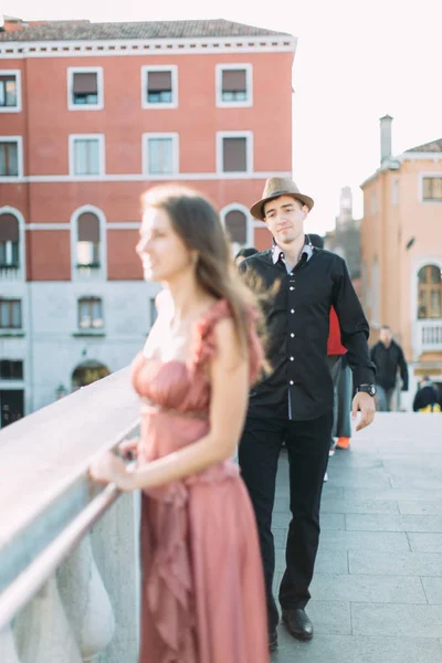 Una Pareja Encantadora Venecia Chica Bonita Vestido Largo Rosa Pie —  Fotos de Stock