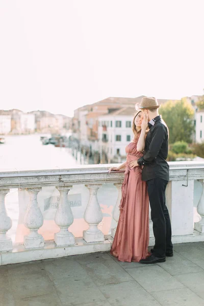Couple Romantique Profitant Une Soirée Venise Couple Voyage Romantique Venise — Photo