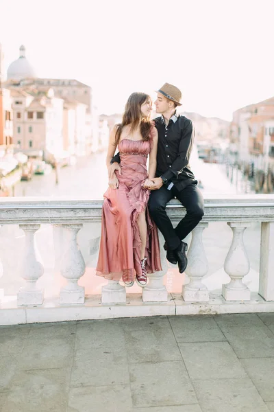 Romantique Couple Charme Venise Assis Sur Pont Grand Canal Heureux — Photo