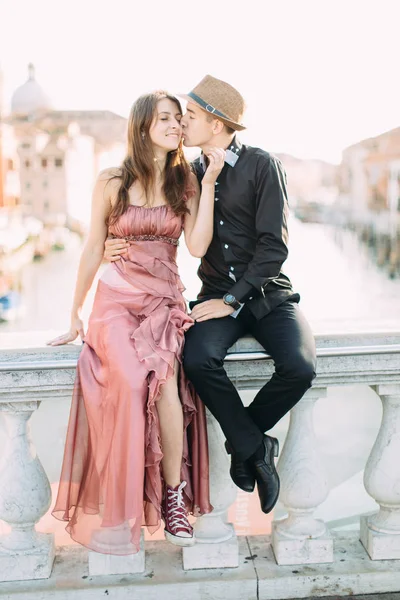 Casal Romântico Desfrutando Noite Veneza — Fotografia de Stock