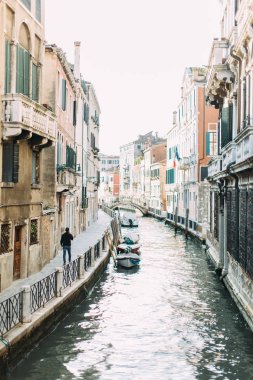 Eski binalar ve köprü ile Venedik eski Kanal