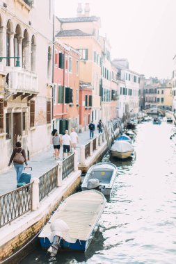 İtalya, Venedik - 22 Eylül 2017: Görünüm, Rio Marin Kanal tekneleri ve gondollar dan Ponte de la Bergami ile 