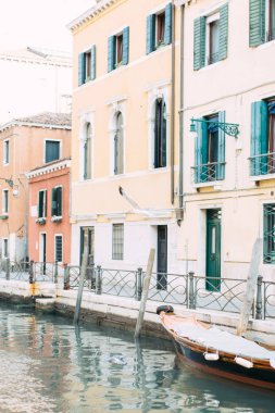 Doğal Kanal Köprüsü ve eski binalar Venedik, İtalya