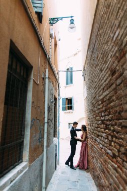 Venedik, İtalya, eski bina zemin üzerine poz zarif genç çift