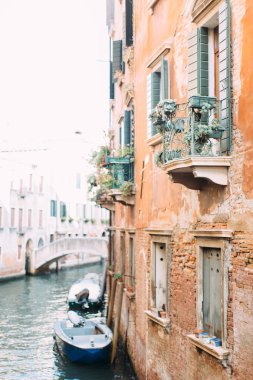 Eski binalar ve köprü ile Venedik eski Kanal