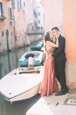 Venedik balayı sırasında sahil üzerinde duran çift