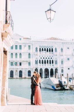 Venedik balayı sırasında deniz kıyısında poz çift