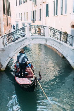 İtalya, Venedik - 22 Eylül 2017: Venedik sahne gondol dar kanal ile. Romantik Çift ayakta Köprüsü'nde 