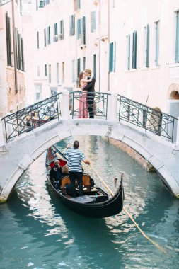 İtalya, Venedik - 22 Eylül 2017: Venedik sahne gondol dar kanal ile. Romantik Çift ayakta Köprüsü'nde 