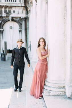 Genç çift sütun eski Venedik balayı sırasında bina yakınındaki poz