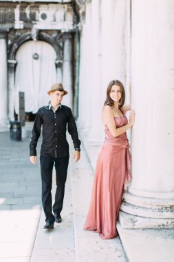 Genç çift sütun eski Venedik balayı sırasında bina yakınındaki poz