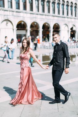 Piazza San Marco Venedik balayı sırasında yürüyüş romantik çift