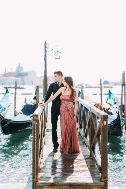 Ahşap iskele yakınındaki gondol Venedik balayı sırasında poz çift