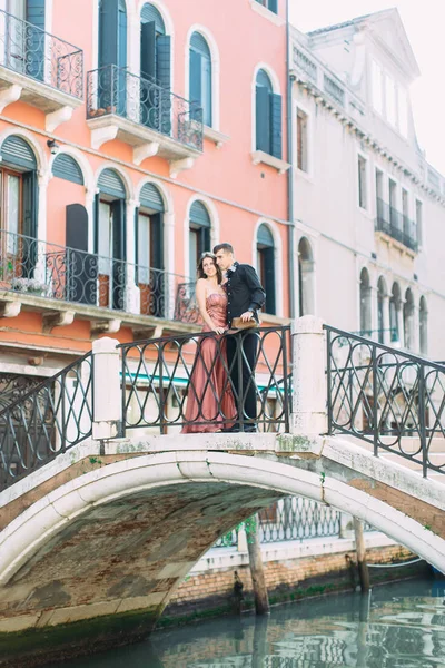 Paar Poseren Brug Kanaal Tijdens Wittebroodsweken Venetië — Stockfoto