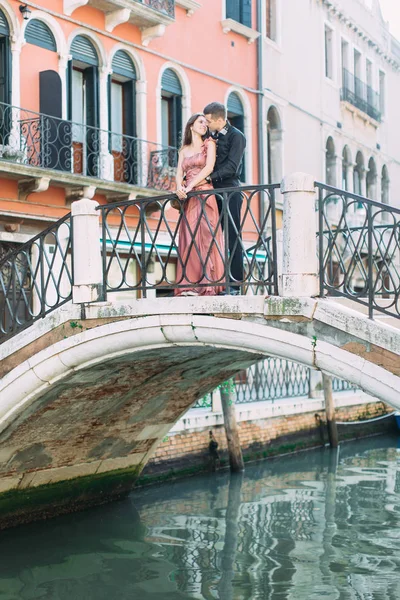 Casal Posando Ponte Sobre Canal Durante Lua Mel Veneza — Fotografia de Stock