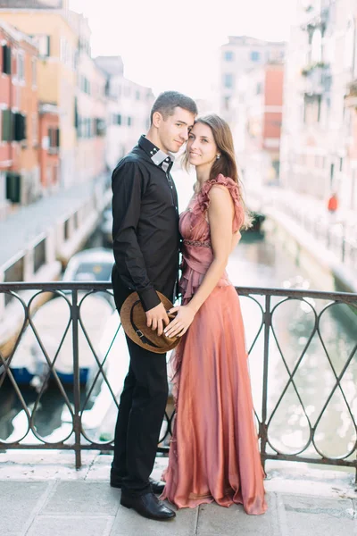 Couple Posant Sur Pont Pendant Lune Miel Venise — Photo