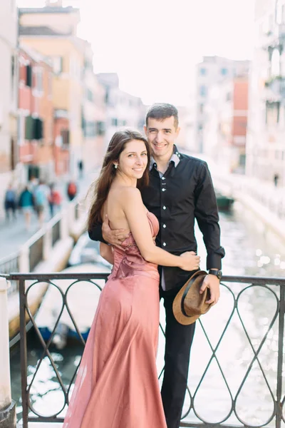 Couple Posant Sur Pont Pendant Lune Miel Venise — Photo