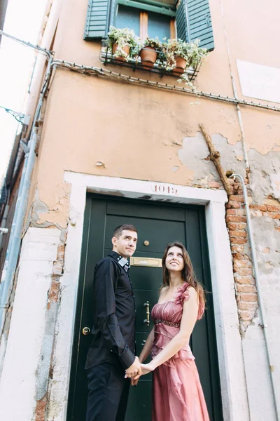 Elegantní Mladý Pár Pózuje Pozadí Staré Budovy Benátkách Itálie — Stock fotografie