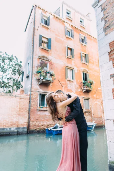 Elegancki Młoda Para Pozowanie Tle Budynku Wenecja Włochy — Zdjęcie stockowe