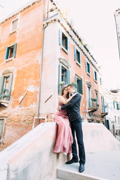 Elegante Jovem Casal Posando Fundo Edifício Antigo Veneza Itália — Fotografia de Stock
