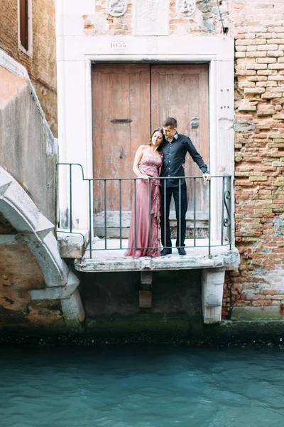 Jeune Couple Posant Près Porte Bois Venise — Photo
