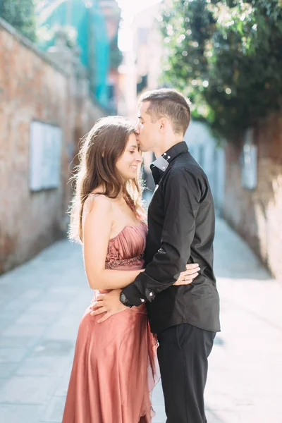 Couple Posant Dans Rue Pendant Lune Miel Venise — Photo