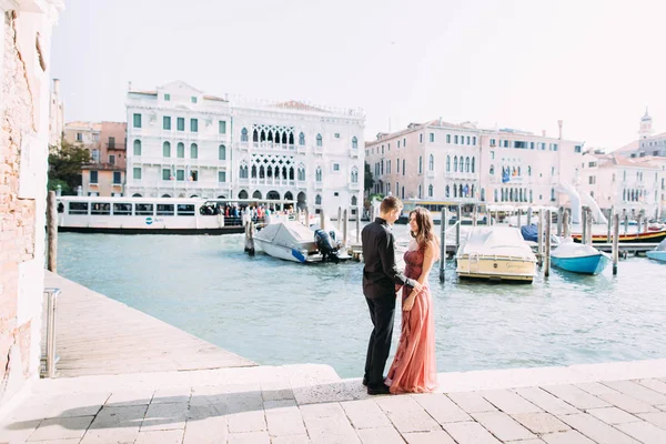 Paar Poseren Aan Kust Tijdens Wittebroodsweken Venetië — Stockfoto
