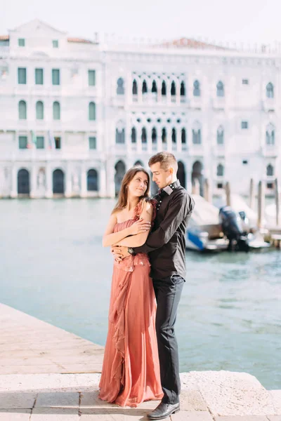 Couple Posant Bord Mer Lors Une Lune Miel Venise — Photo