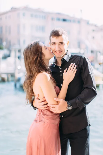 Couple Posant Bord Mer Lors Une Lune Miel Venise — Photo