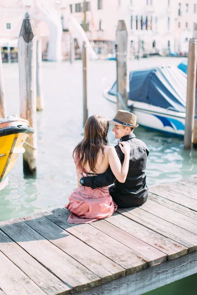 Casal Sentado Cais Madeira Durante Lua Mel Veneza — Fotografia de Stock