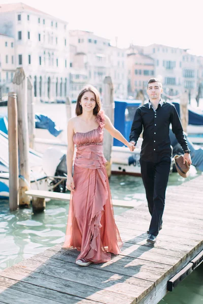 Romântico Jovem Casal Posando Ponte Sobre Canal Durante Lua Mel — Fotografia de Stock