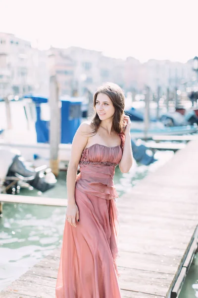 Красива Молода Дівчина Рожевій Сукні Постановка Дерев Яний Міст Венеції — стокове фото