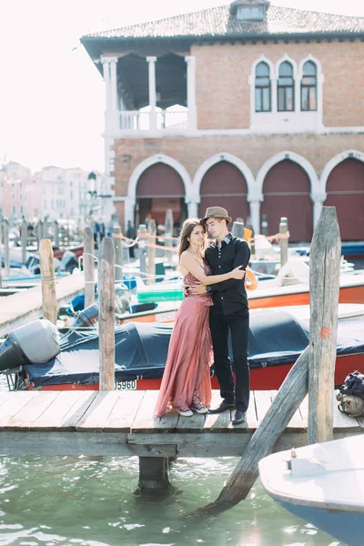 Ahşap Iskele Yakınındaki Gondol Venedik Balayı Sırasında Poz Çift — Stok fotoğraf