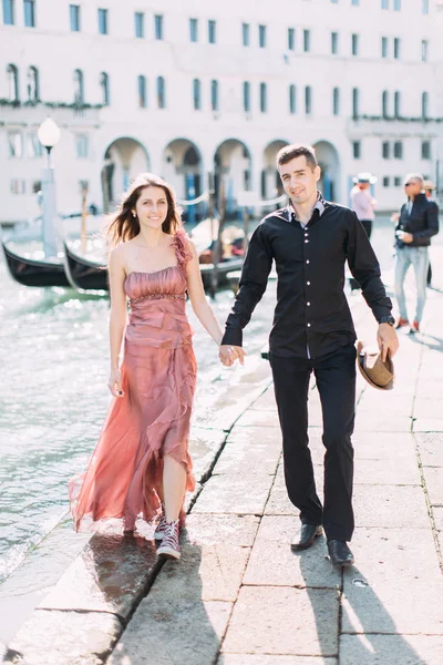 Couple Marchant Long Front Mer Pendant Lune Miel Venise — Photo