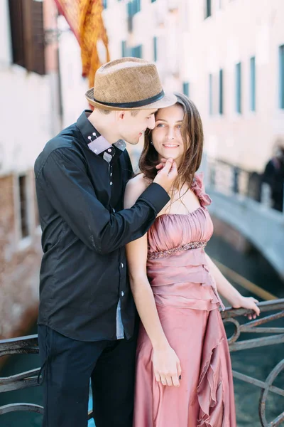 Jeune Couple Romantique Posant Sur Pont Sur Canal Pendant Lune — Photo