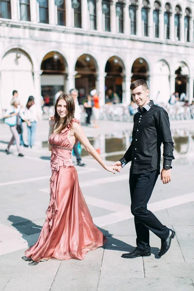 Couple Romantique Marchant Sur Piazza San Marco Pendant Lune Miel — Photo