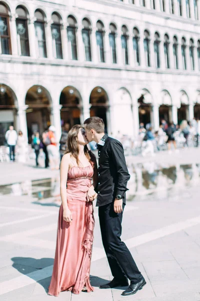 Romantický Pár Líbání Piazza San Marco Během Líbánky Benátkách — Stock fotografie